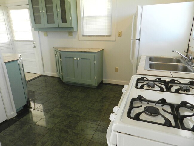 Building Photo - Come live at the Bay! Two Bedroom Willoughby Beach Cottage Available August 1st