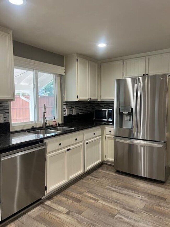 Building Photo - FAIR OAKS BEAUTY WITH POOL, SPA & SOLAR!!