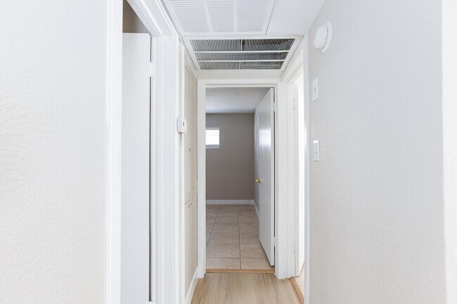 Building Photo - Spacious 4 bedroom, 2 bathroom home located in North Las Vegas