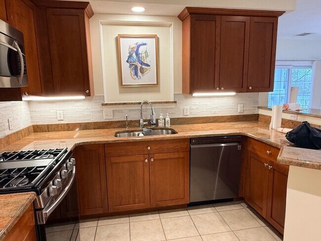 Building Photo - 2000 Davenport Ave