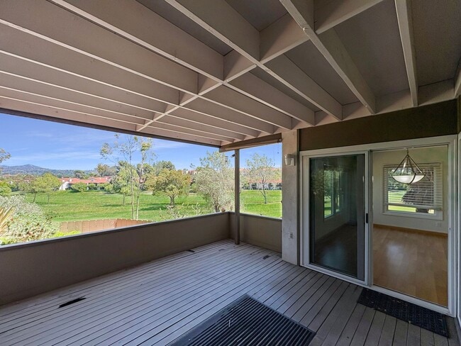 Building Photo - Spacious 2B/2.5BA Townhome w/ Stunning Vie...