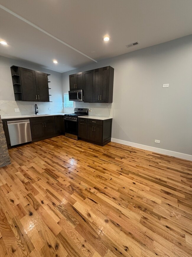 Building Photo - 2221 W 21st Pl