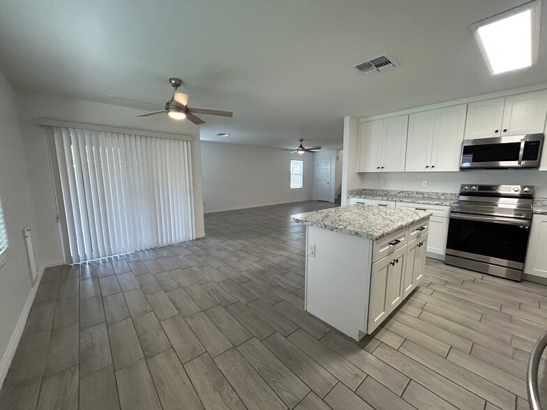 Building Photo - 9208 W Coolidge St