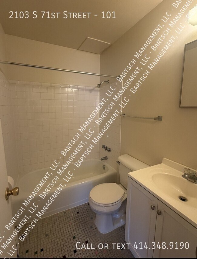 Building Photo - 2103 S 71st St