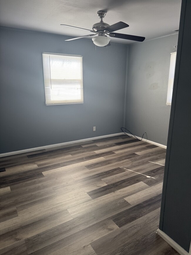 Building Photo - 619 W Lakewood Ave