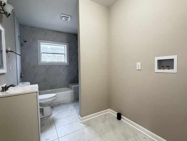 Building Photo - Remodeled 3 BR in North Birmingham