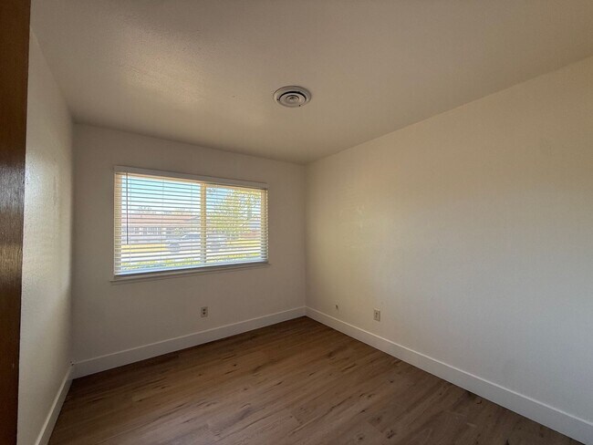 Building Photo - 8945 Plaza Park Dr