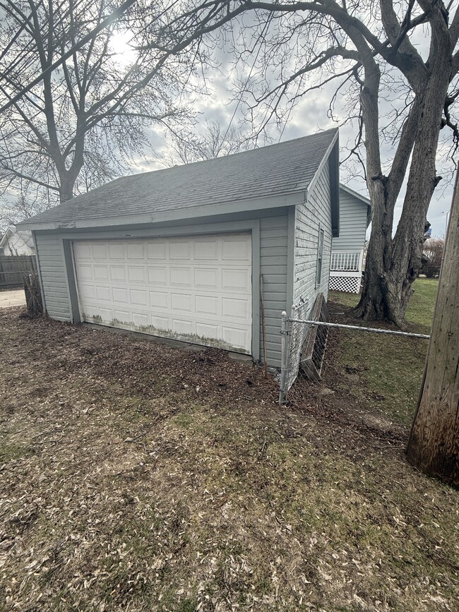 Building Photo - 221 E Bennett St