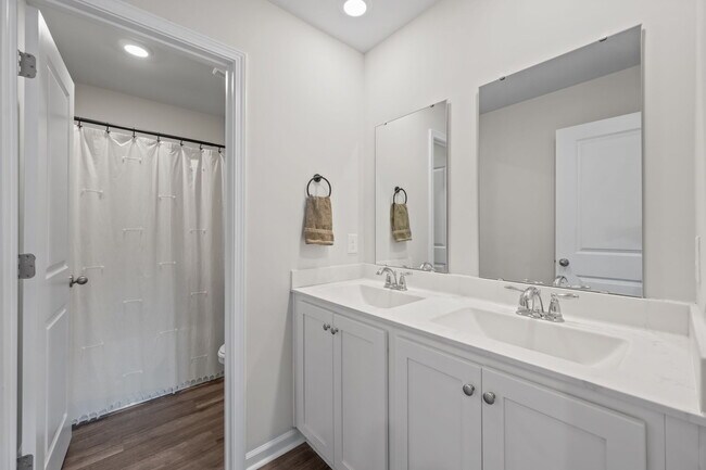 Building Photo - 322 Royal Eagle Ct