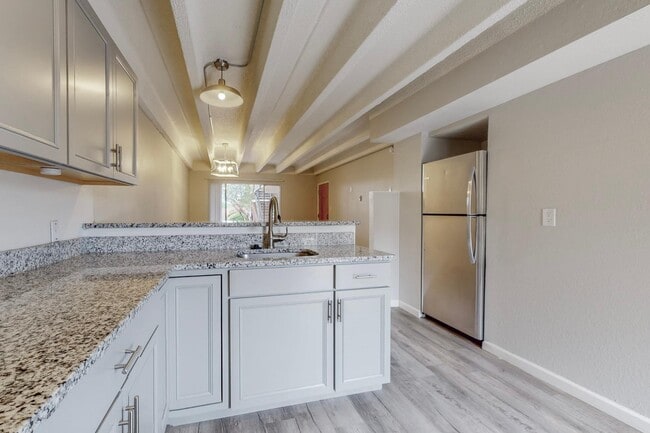 Building Photo - 1100 Alvarado Dr SE
