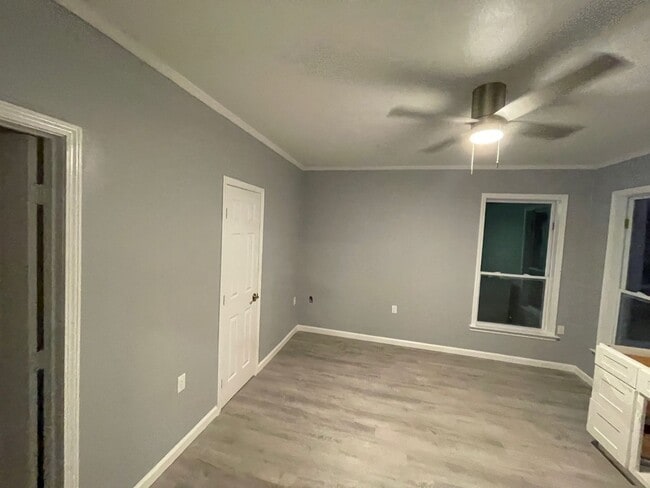 Building Photo - 3 bedrooms 2 baths - Only $1500 Per Month