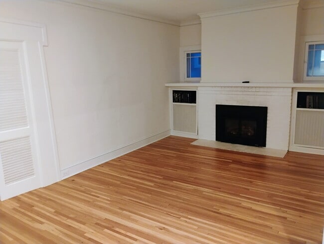 Building Photo - 1218 W 50th St