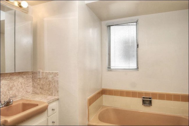 Building Photo - 204 S Arnaz Drive Apts.