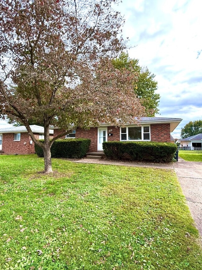 Building Photo - 2-bedroom Brick Bungalow in Belpre!