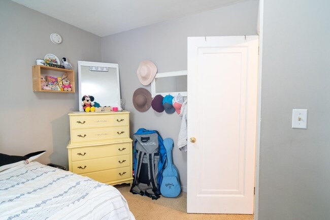 Building Photo - 2917 Hampshire Ave S