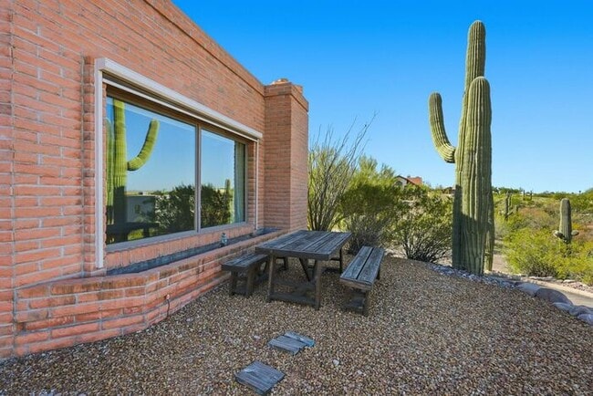 Building Photo - 770 N Lazy J Wy