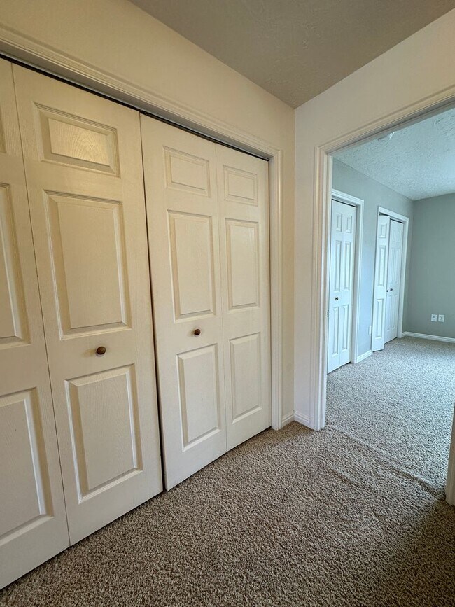Building Photo - Cute 2 bed 1.5 bath townhome in the Meadows - Month-to-Month Lease!