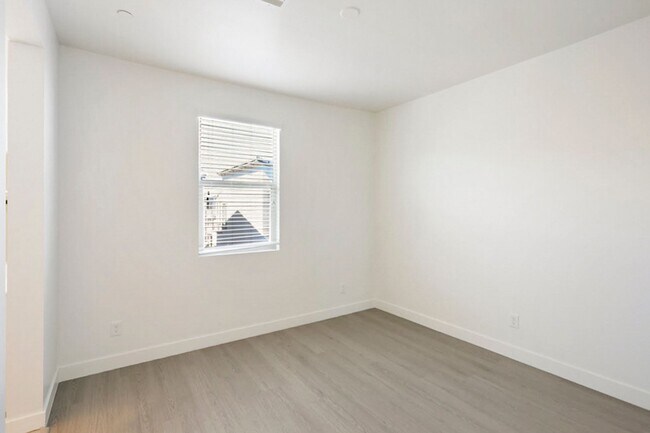Building Photo - Summerlin Beauty With Bed and Bath On 1st Floor