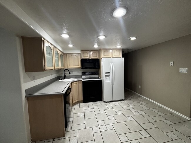 Building Photo - 157 N 400 W