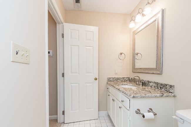 Building Photo - Chic & Cozy Condo in the heart of Raleigh!
