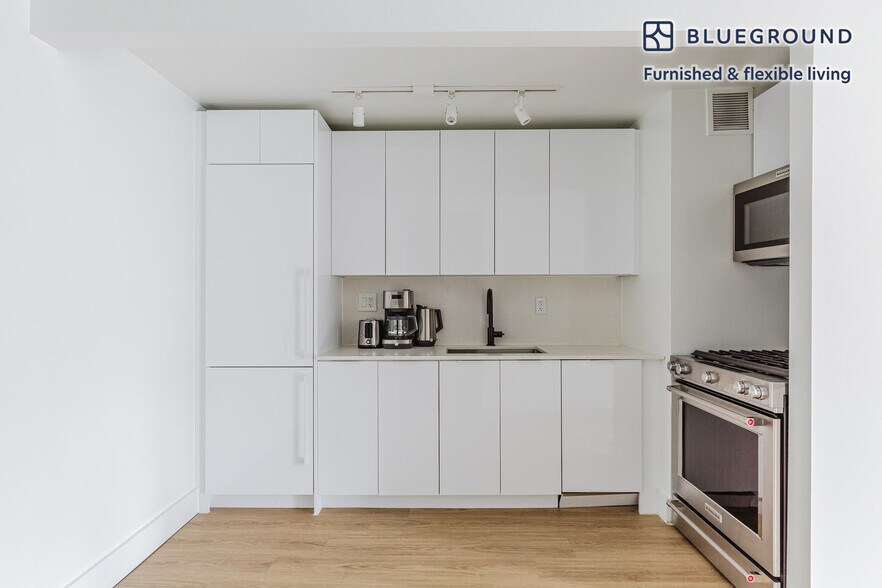 Building Photo - 160 W 24 St