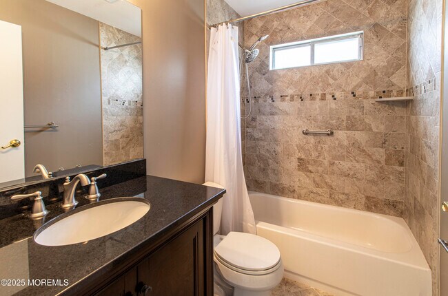 Building Photo - 73 Buckingham Dr N