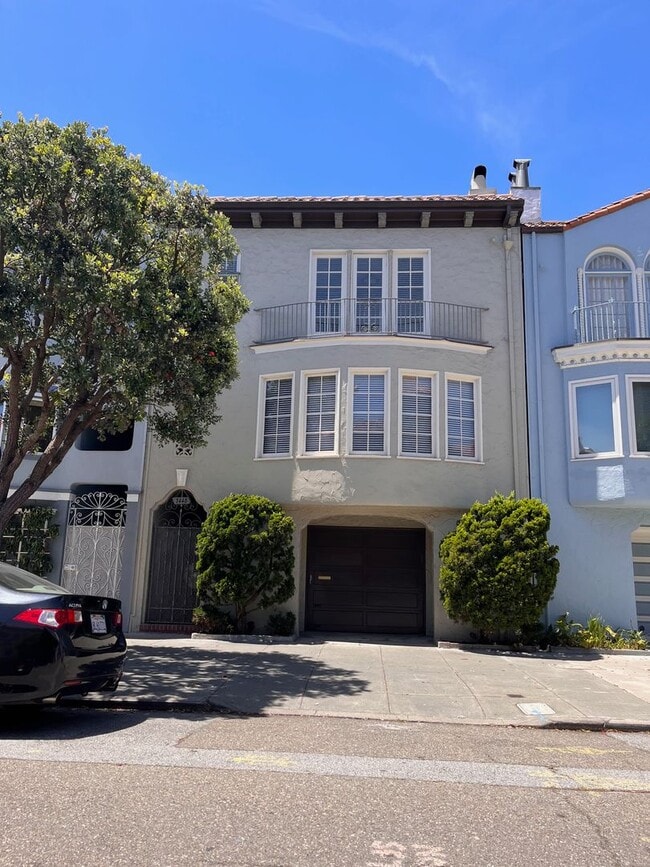 Building Photo - New On Market! Gorgeous Marina Home