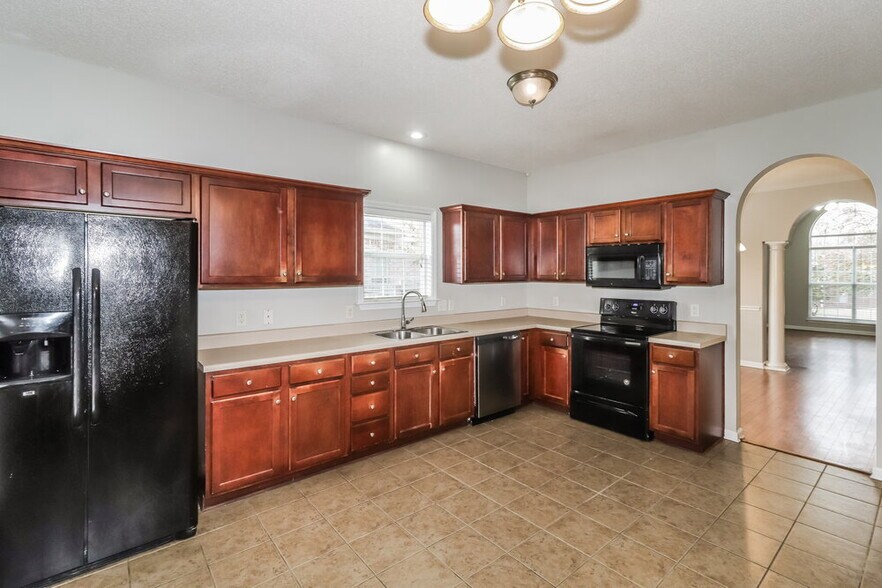 Building Photo - 8725 Rogers Park Ave