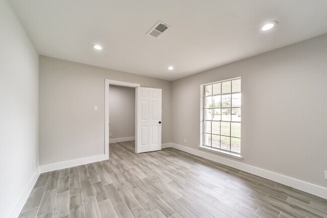 Building Photo - 318 E Mitchell Rd