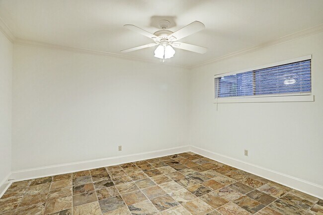 Building Photo - 2418 Mimosa Dr
