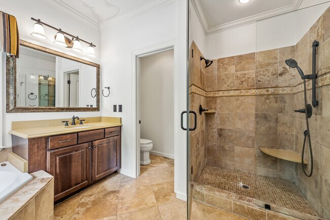 Building Photo - 405 Pondview Ct