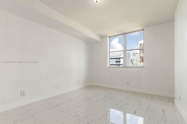 Building Photo - 1350 NW 8th Ct