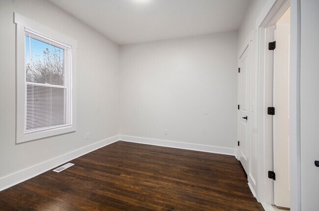 Building Photo - Lower Unit - Newly Constructed - 2 bed/2 bath - Must See!