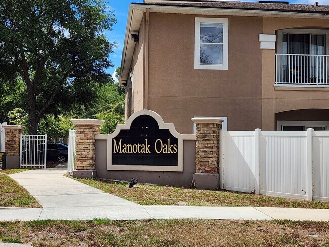 Building Photo - West Side - 3/2 Upstairs Manotak Oaks Condo