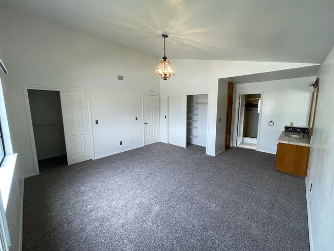 Building Photo - 1095 Robin Cir