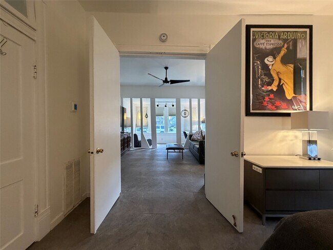 Building Photo - 318 Hyde Park Blvd