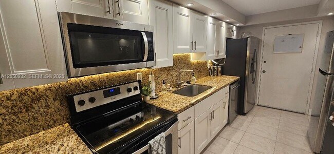 Building Photo - 18081 Biscayne Blvd