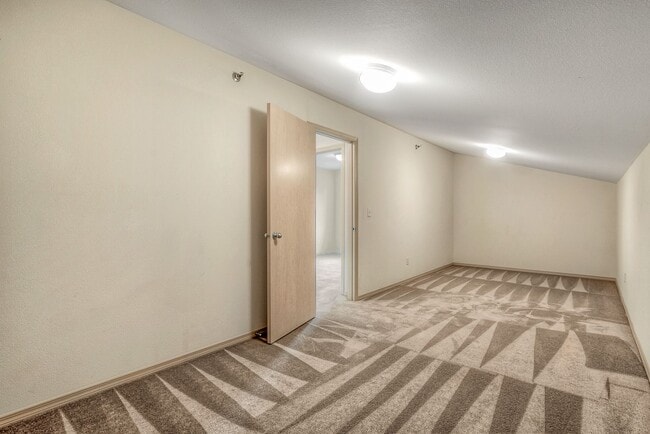 Building Photo - Bright & Spacious Home in the Heart of Bur...