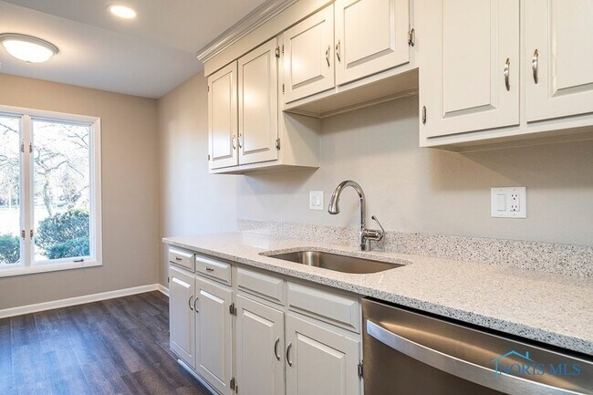 Building Photo - 4045 Hillandale Rd