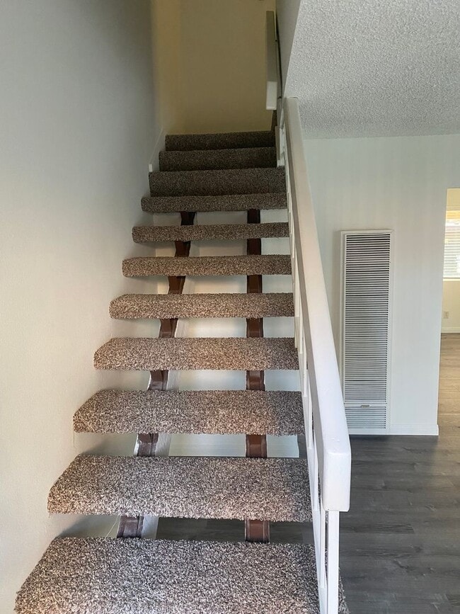 Building Photo - 2 story 2 bed, 1 1/2 bath Monticello Condo