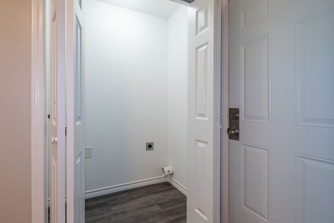 Building Photo - 4 Bedroom 2 Bath + Updated