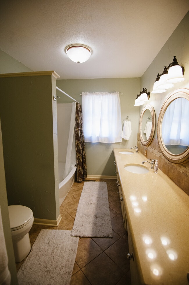 Building Photo - 524 S Ridge Dr