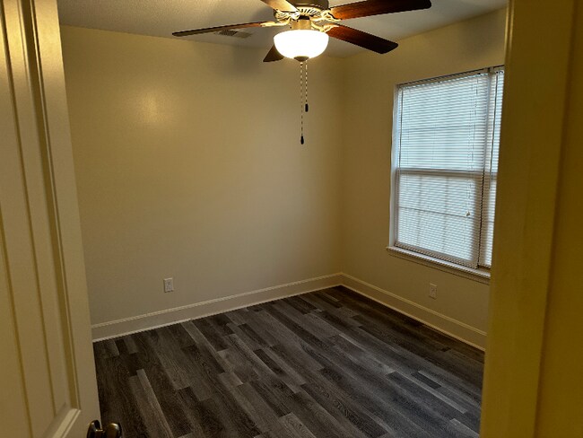 Building Photo - 9419 N Robinhood Ave