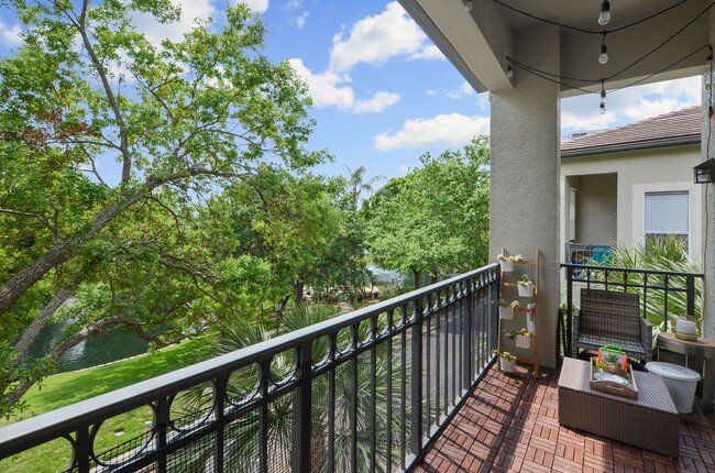 Building Photo - Gorgeous End Unit with pond fountain view -  1 Bed, 1 Bath plus Office/Den Nook on Harbour Island...