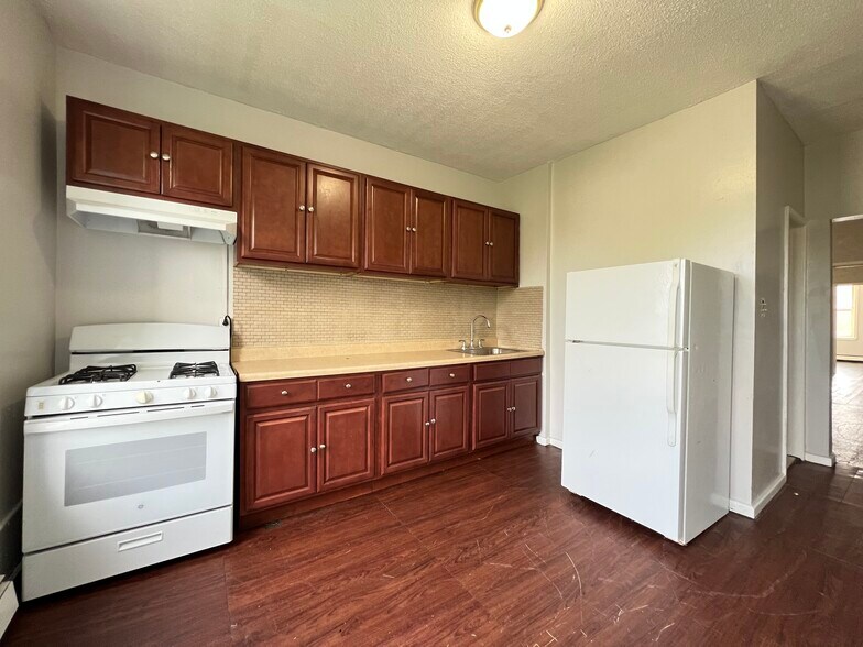 41 Grant Ave 3R - 39 Grant Ave