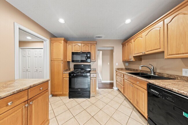 Building Photo - Pet Friendly!  Ideal location to Eglin AFB!!