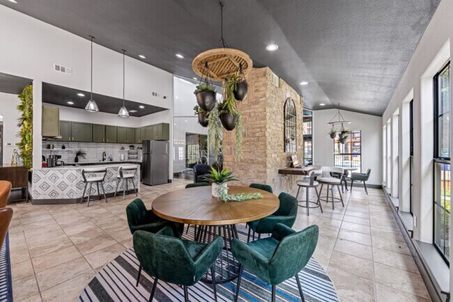 Building Photo - 2525 Thomason Cir