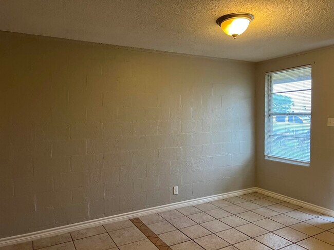 Building Photo - 710 W Cantu Rd