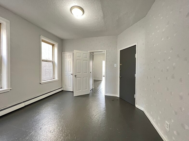 41 Grant Ave 3R - 39 Grant Ave
