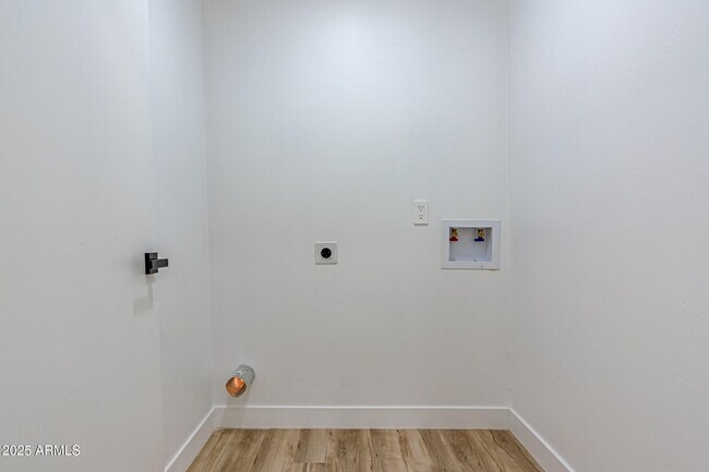 Building Photo - 3035 E Heatherbrae Dr